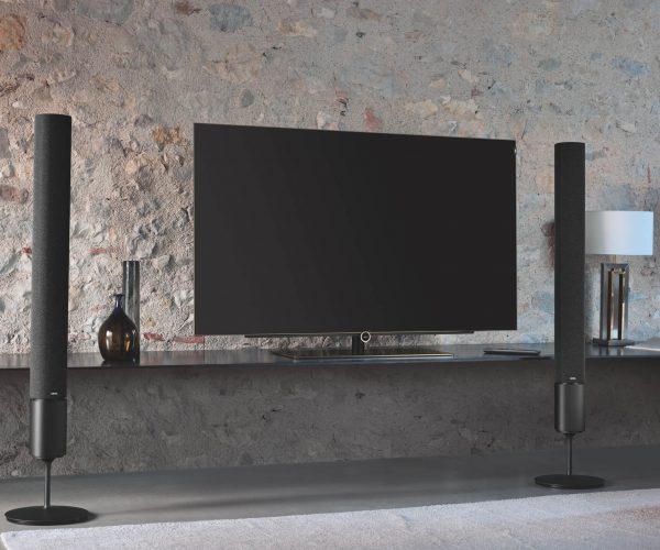 Flat screen television with tower speakers